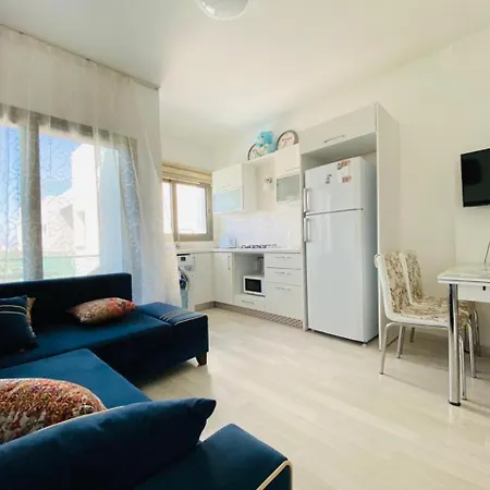 Seaview And Mountainview 凯里尼亚