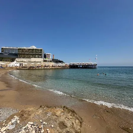 Seaview And Mountainview *