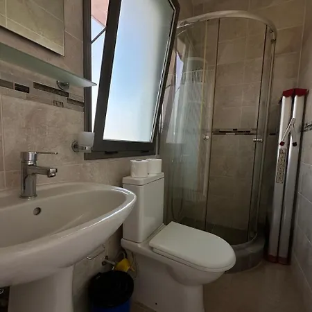 Seaview And Mountainview * 凯里尼亚