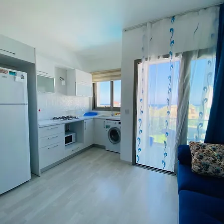 Seaview And Mountainview * 凯里尼亚